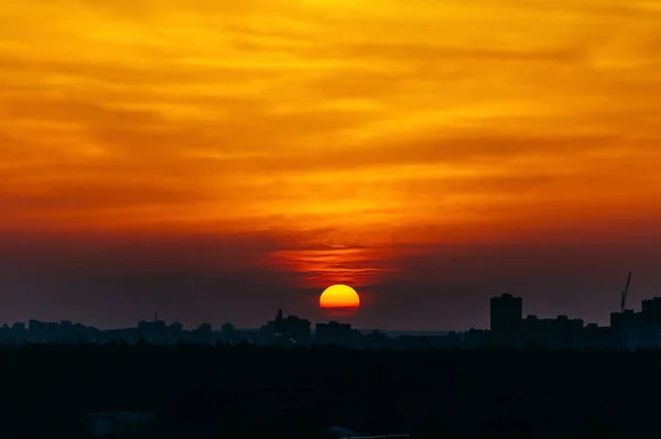 Pôr Sol Vermelho Amarelo Sobre Cidade Coberta Por Nuvens Sobre — Fotografia de Stock