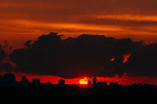白俄罗斯明斯克市上空乌云笼罩的红色和黄色的落日 — 图库照片