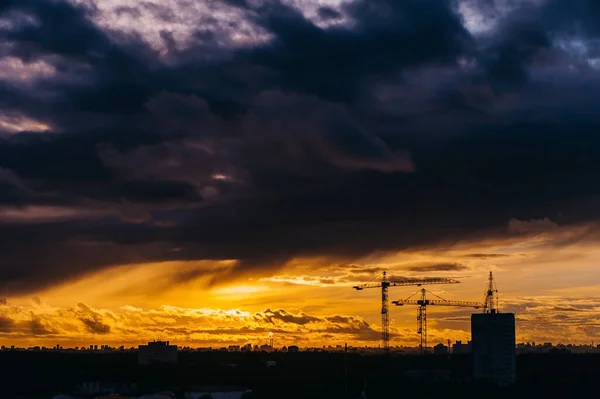 Atardecer Dramático Sobre Ciudad Cubierta Por Nubes Sobre Minsk Bielorrusia — Foto de Stock