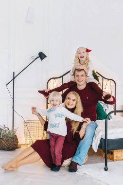 Evde sosyal medya kampanyası ve koronavirüs önleme programında kalıyoruz. Aile gülümsüyor ve birlikte kalıyoruz. İki çocuklu mutlu bir aile.