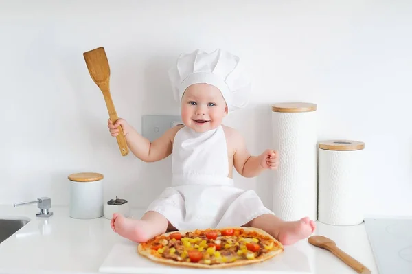 Дети Готовят Пиццу Кухне Остаемся Дома Веселимся Готовим Пиццу Всей — стоковое фото