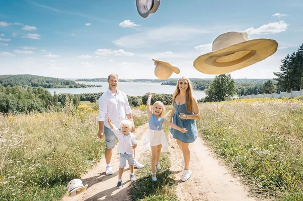 Glad Familj Promenad Kastar Halmhattar Luften Lycklig Familj Ett Fält — Stockfoto