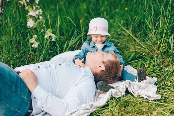 Far Och Hans Dotter Tillbringar Trevlig Tid Tillsammans Familj Går — Stockfoto