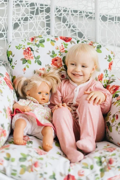 Bebé Niña Jugar Cama Con Muñeca Pequeños Adornos Pijama Rosa — Foto de Stock
