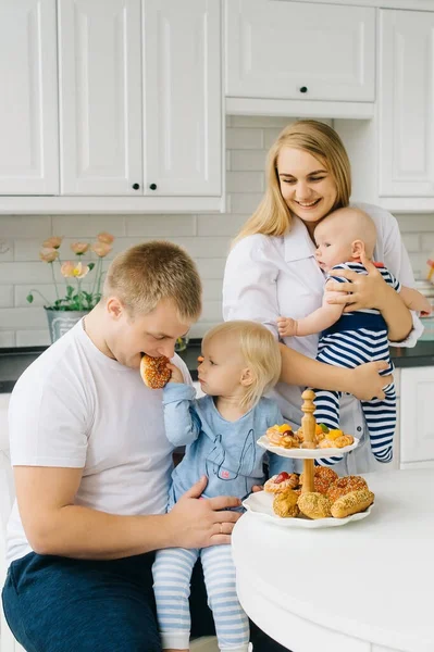 Familjefrukost Med Barn Köket Trevlig Morgon Med Två Barn Stannar — Stockfoto