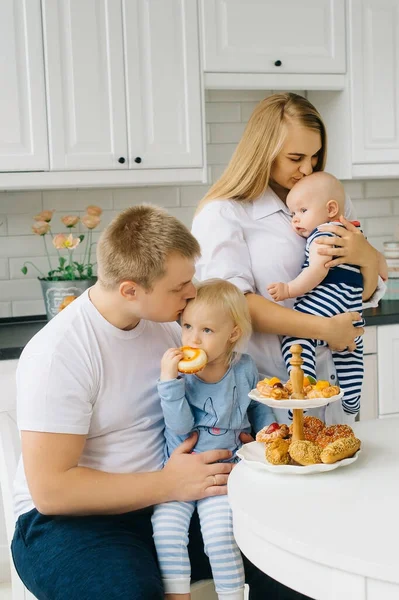 Trevlig Morgon Med Två Barn Stannar Hemma Och Äter Munkar — Stockfoto