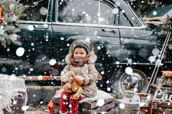 Kar Yağışı Sırasında Dekore Edilmiş Eski Bir Arabanın Önünde Duran — Stok fotoğraf
