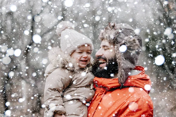 Feliz Familia Amorosa Padre Bebé Están Jugando Abrazándose Aire Libre — Foto de Stock