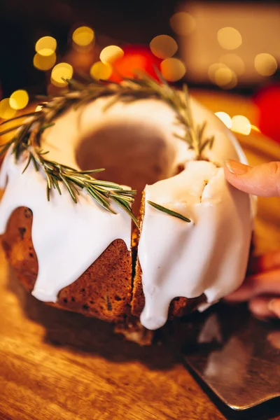 Christstollen Weihnachtskuchen Mit Rosmarin Und Weihnachtsdekor Auf Dem Tisch Das — Stockfoto