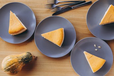 Bir parça balkabağı ev yapımı kek. Bayramlık tatlı konsepti. kabak turtası, rahat kafe arka planı, seçici odak, gürültü efekti