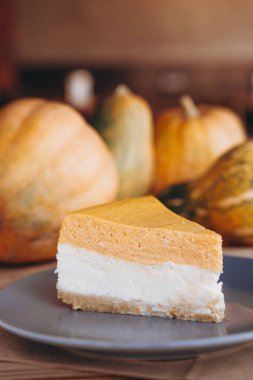 Bir parça balkabağı ev yapımı kek. Bayramlık tatlı konsepti. kabak turtası, rahat kafe arka planı, seçici odak, gürültü efekti