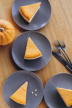 Masanın üzerinde balkabağı keki dilimleri olan bir sürü tabak var. Düz konum, instagram biçimi