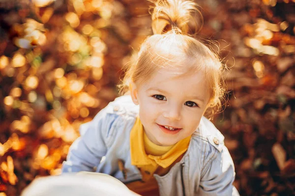 Маленька Красива Дівчинка Позує Фото Під Час Прогулянки Батьками Осінньому — стокове фото