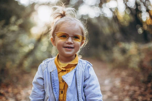 Menina Bonita Posando Para Uma Foto Enquanto Caminhava Com Seus — Fotografia de Stock