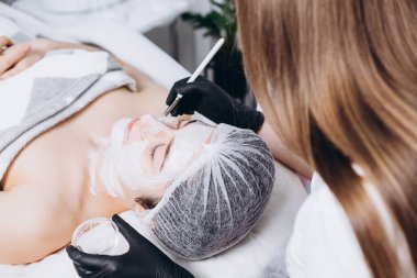 01.02.2020 Kyiv, Ukrayna: Güzellik salonunda çalışan ve müşteriler için güzellik enjeksiyonları ve yüz kabukları yapan cildiyeci. Spa, güzellik ve kendine bakım konsepti