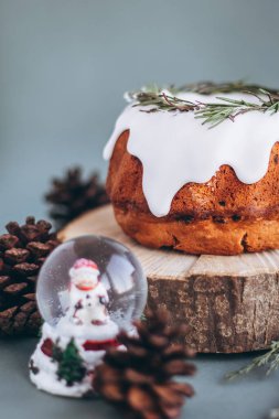 Geleneksel ev yapımı Noel pastası tatlısı yabanmersinli yılbaşı ağacı süslemesi ve eski ahşap masa arka planında.