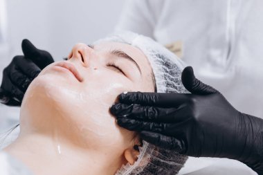 Güzellik salonunda çalışan bir dermatolog. Müşteriler için güzellik iğneleri ve yüz soyma ameliyatları yapıyor. Spa, güzellik ve kendine bakım konsepti