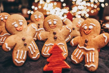 Pek çok ev yapımı zencefilli kurabiye, harika zencefilli ekmek adamlar şeklinde.