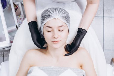 01.02.2020 Kyiv, Ukrayna: kozmetik doktoru elleri logonuz için büyük beyaz kozmetik tüpü tutuyor ya da hasta geçmişi üzerine yazı yazıyor