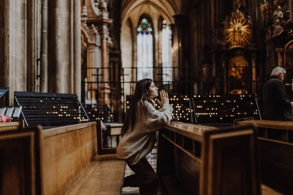아름다운 여자가 신께기도 성전에 왔습니다 교회의 교구장은 의자에 기도와 진심어린 — 스톡 사진