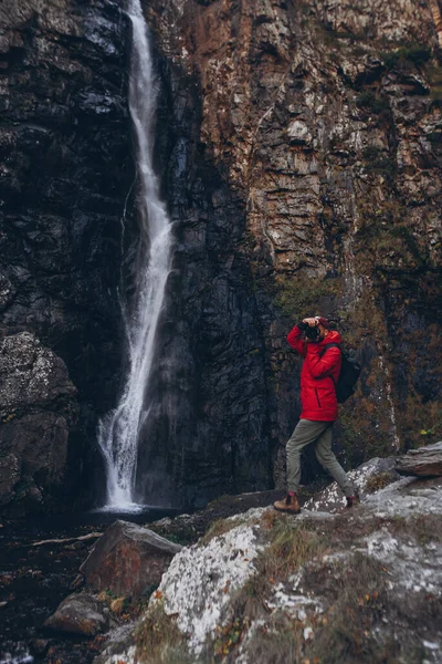 2019 Stepancminda Geórgia Homem Fotógrafo Viagem Barbudo Tirando Foto Vídeo — Fotografia de Stock