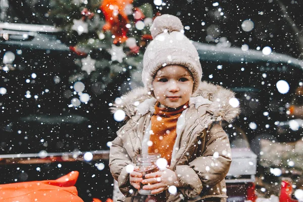 Молодая Мама Маленькая Симпатичная Дочь Весело Проводят Зиму Свежем Воздухе — стоковое фото
