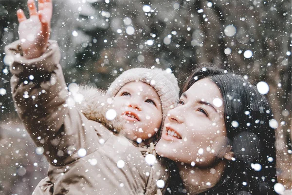 Beautiful Young Mom Her Little Cute Daughter Have Fun Outdoors — Stock Photo, Image