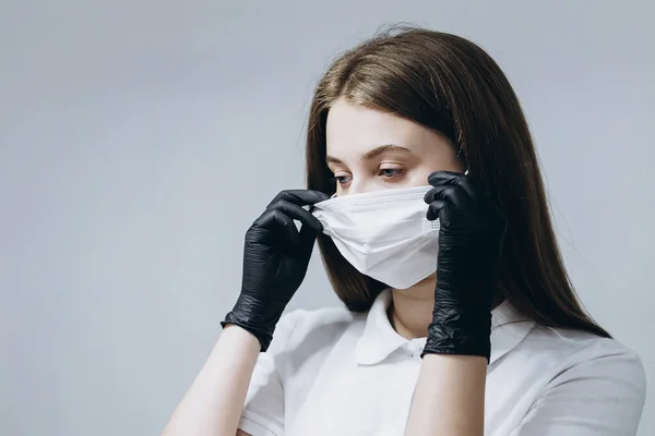 Mãos Médico Cosmetician Que Prendem Tubo Cosmético Branco Grande Com — Fotografia de Stock