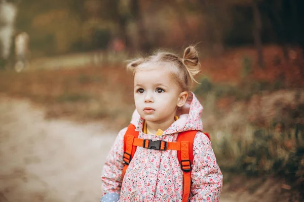 2019 Vinnytsia Ucraina Bambina Carina Posa Una Foto Mentre Cammina — Foto Stock
