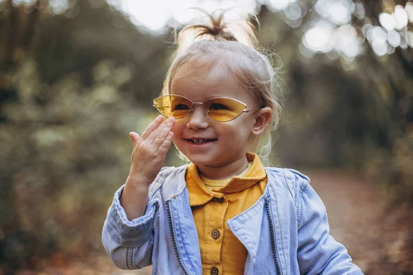 2019 Vinnytsia Ukraine Fröhliches Kind Beim Spaziergang Mit Eltern Herbstlichen — Stockfoto