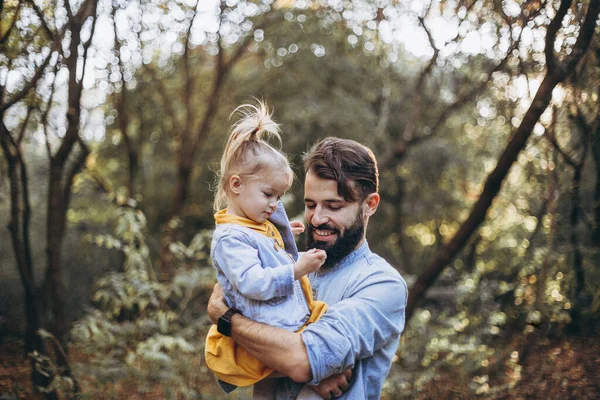 2019ウクライナのヴィニティシア 美しい秋の公園を歩いている間に遊んでいる幸せな父と娘 娘と週末の理想的な父親 選択的焦点ノイズ効果 — ストック写真