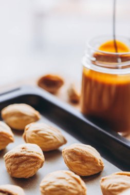 cevizli bisküvi ve bir kavanoz konsantre süt. Lezzetli ev yapımı kurabiye tarifi. Boşluğu kopyala