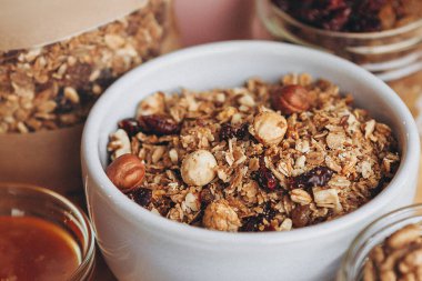 Lezzetli ve çıtır çıtır yulaf ezmeli, ballı, fındıklı, kurutulmuş meyve ve tahıllı. Dinamik sağlıklı yiyecek fotoğrafçılığı