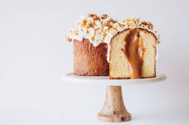 Beyaz arka planda lezzetli ve iştah açıcı Paskalya pastası. Mutlu Paskalyalar. Boşluğu kopyala