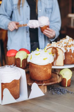 Üstü malzemeli modern paskalya turtaları, rustik tarzda şenlikli kompozisyon, Rus ortodoks geleneği, klasik ahşap arka plan, 