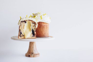 Beyaz arka planda lezzetli ve iştah açıcı Paskalya pastası. Boşluğu kopyala