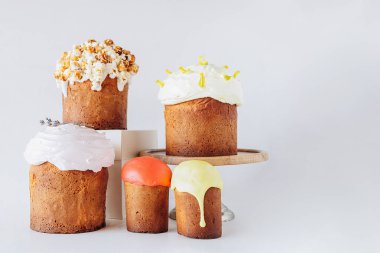 Üstü malzemeli modern paskalya turtaları, rustik tarzda şenlikli kompozisyon, Rus ortodoks geleneği, klasik ahşap arka plan, 