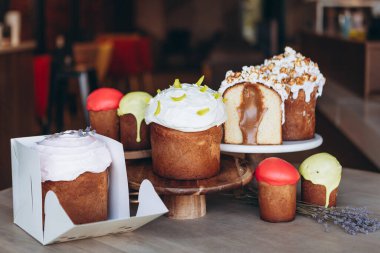 Soslu modern paskalya turtaları, kırsal tarzda şenlikli kompozisyon, klasik ahşap arka plan. Mutlu Paskalyalar. 