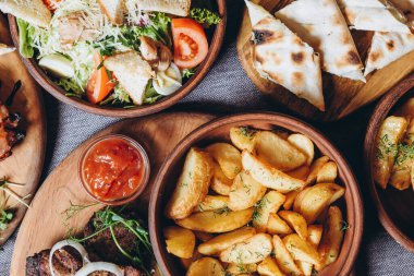 Lezzetli Avrupa ve Slav mutfağı büyük masada misafirleri bekliyor. Yemek masası, üst manzara.