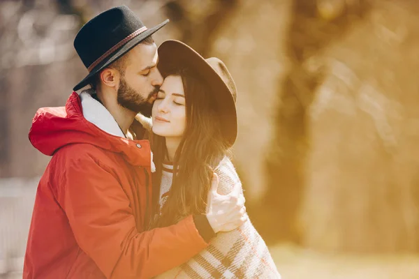 2019 Vinnitsa Ucrânia Retrato Elegante Casal Casamentos Jovem Barbudo Chapéu — Fotografia de Stock