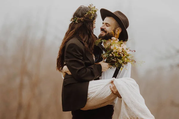 Stylish Young Couple Brides Photographed Outdoors Mountains — Stock Photo, Image