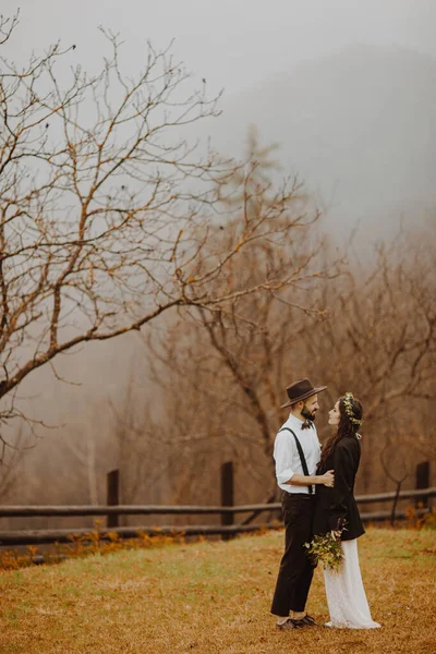 결혼식 산에서의 — 스톡 사진