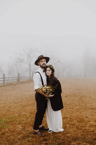 Elegante Jovem Casal Noivas Fotografadas Livre Nas Montanhas — Fotografia de Stock