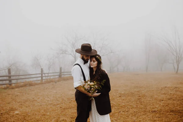 Stylish Young Couple Brides Photographed Outdoors Mountains — Stock Photo, Image