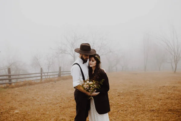 Pareja Joven Elegante Novias Fotografiadas Aire Libre Las Montañas —  Fotos de Stock