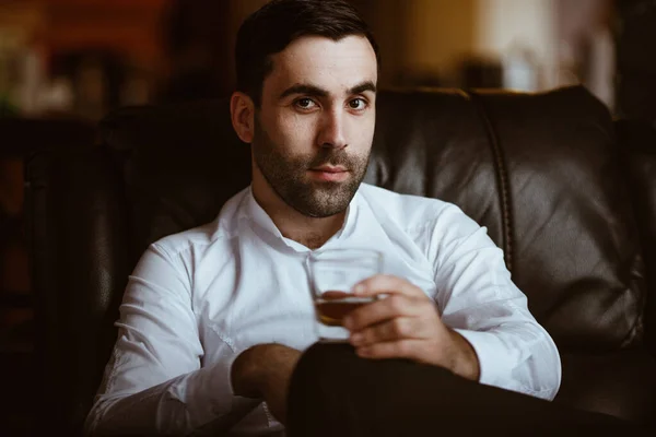 Stilvoller Charismatischer Mann Mit Einem Glas Starken Alkohols Den Händen — Stockfoto