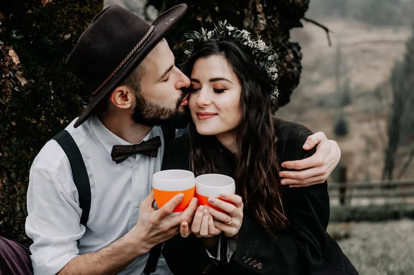 Pasangan Muda Yang Cantik Menikmati Piknik Malam Hari Mereka Minum — Stok Foto