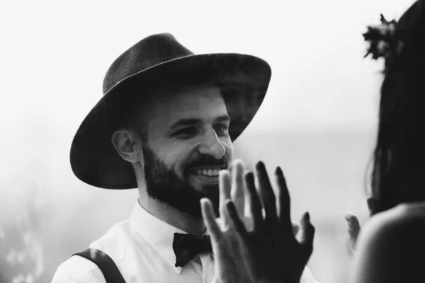 Πορτρέτο Ενός Κομψού Ζευγαριού Γάμου Νεαρός Γενειοφόρος Άνδρας Καπέλο Και — Φωτογραφία Αρχείου
