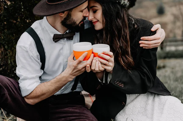 Akşam Pikniğin Tadını Çıkaran Genç Güzel Bir Çift Çay Içip — Stok fotoğraf