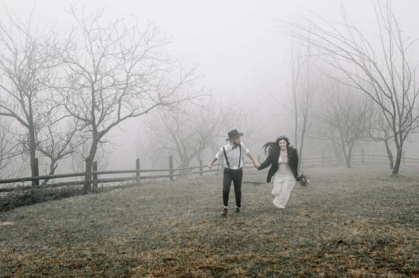 Mariée Magnifique Marié Élégant Couple Mariage Boho Cérémonie Luxe Montagne — Photo